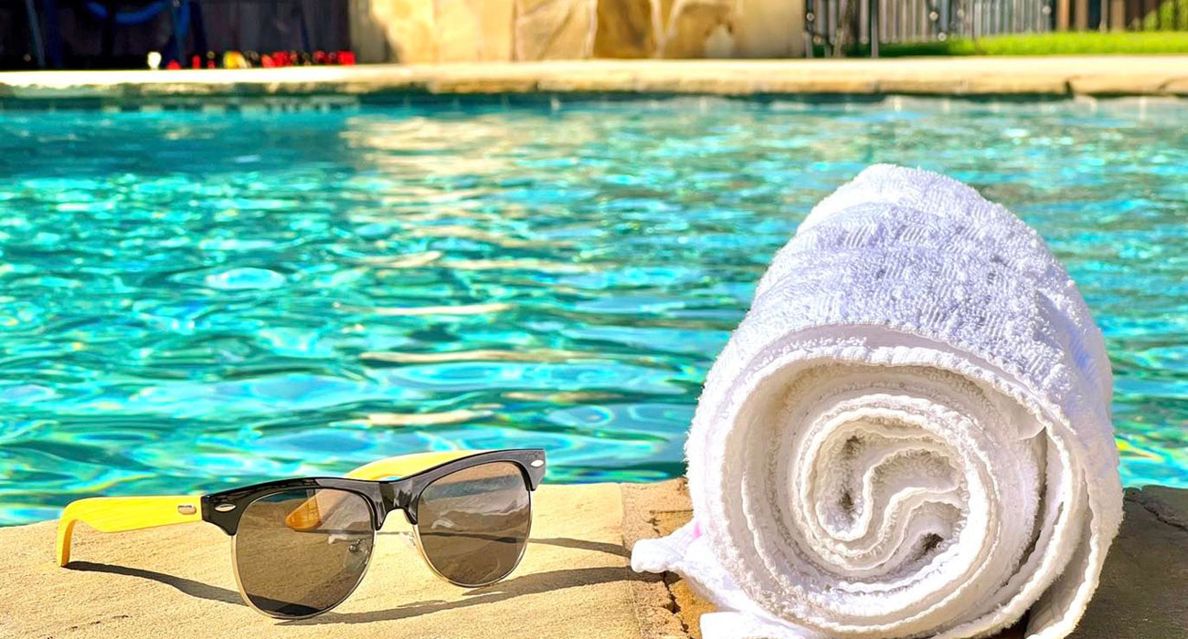 Outdoor Pool & Hot Tub